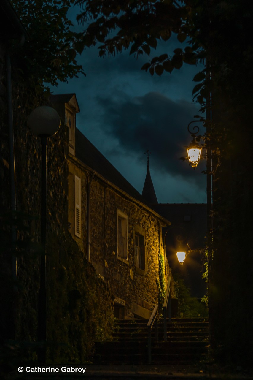 Photo d'une ruelle de nuit
